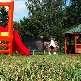 Plac zabaw dla dzieci - domki przy jeziorze Porajskim